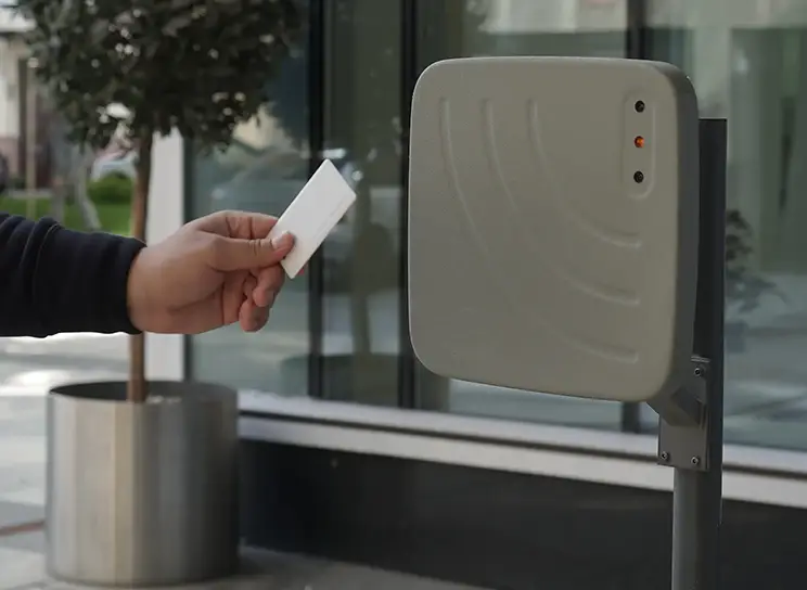 Считыватель дальнего действия IR10.1, бизнес-центр «Сенатор», Санкт-Петербург