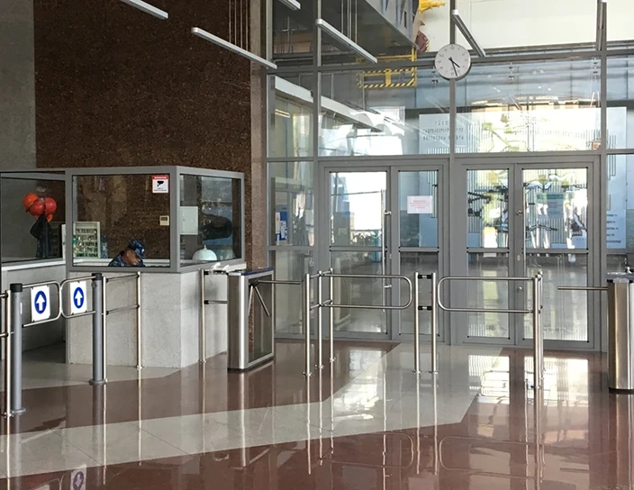 Тумбовые турникеты TTD-03.1 и калитки WHD-05, Красноярская ГЭС