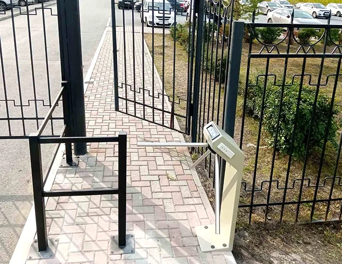 Турникет-трипод TTR-04 со считывателем серии IR, Федеральный центр нейрохирургии, Тюмень. Установка компании ТМК "Пилот".