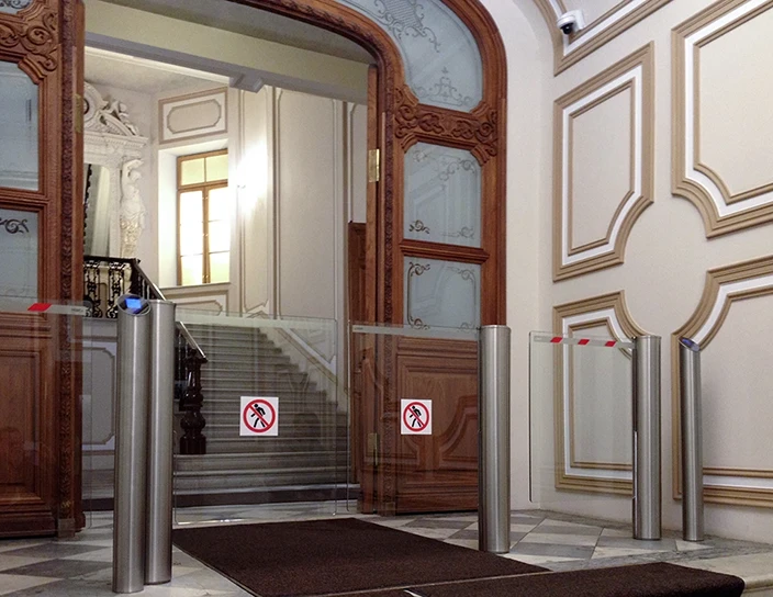 Автоматическая калитка WMD-06 и стойка-считыватель IRP01, офис компании Газпром-межрегионгаз