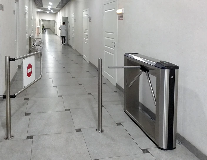 Тумбовый турникет-трипод ТВС01.9А, автоматическая калитка WMD-06, диагностический центр «Медпомощь 24», Санкт-Петербург