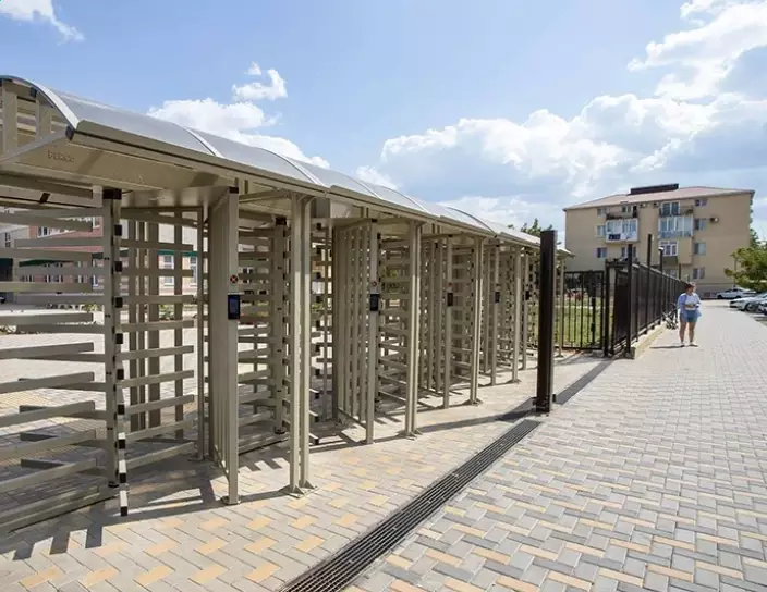 Полноростовые роторные турникеты RTD-15 c крышами RTC-15, школа № 35, Анапа