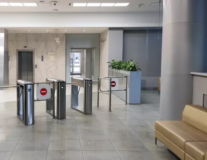 Тумбовые турникеты-триподы TTD-08A, ограждения BH02, спа-центр Aquatic Centre du Moustoir, Франция