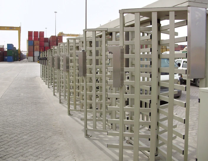 Полноростовые роторные турникеты RTD-15.1 в международном морском порту Jebel Ali, Дубаи, ОАЭ