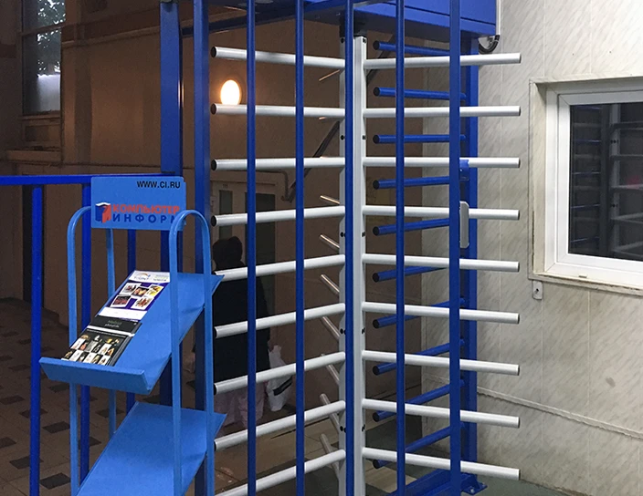 Полноростовый роторный турникет RTD-16, Смольный институт РАО, Санкт-Петербург