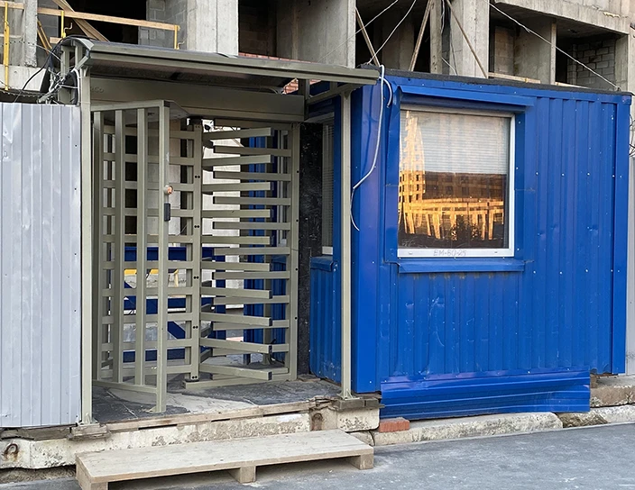 Полноростовые турникеты RTD-15 с крышей RTC-15, строительная площадка компании «Северный город», Санкт-Петербург