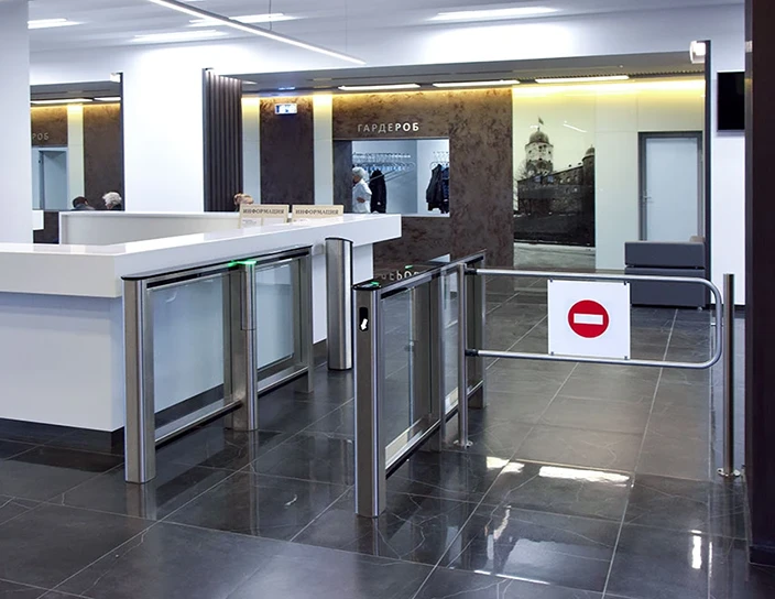 Скоростные проходы ST-01, картоприемник IC02, ограждения BH02, Ленинградская областная клиническая больница