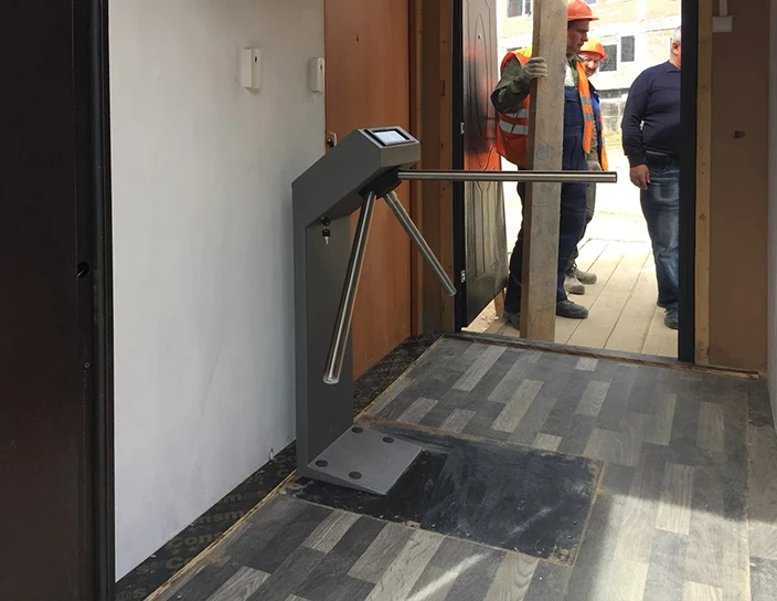 Турникеты-триподы TTR-04.1, строительная площадка детского сада, Москва. Установка компании «Арона Групп»