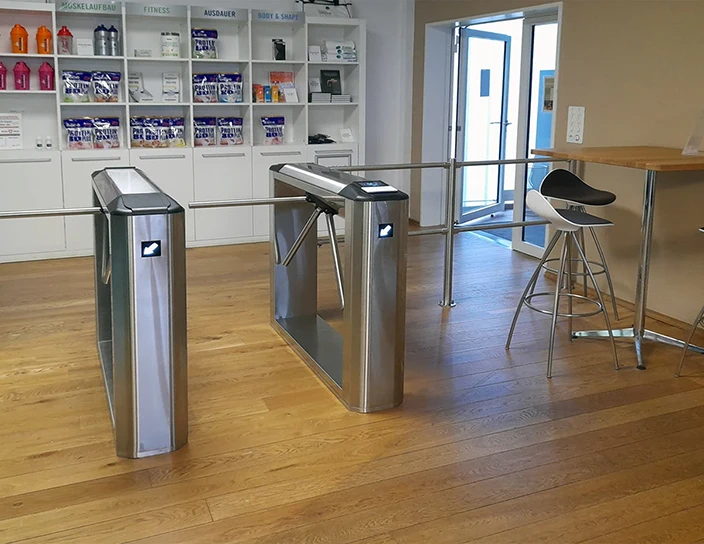 Тумбовые турникеты TTD-08A, ограждения BH02, фитнес-клуб Fitness Connection, Швейцария