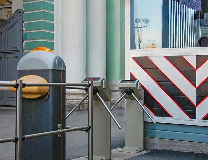 Турникеты-триподы TTR-04.1 и ограждения BH02, Эрмитаж, Санкт-Петербург