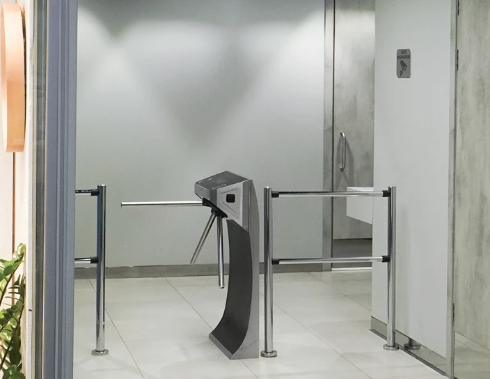 Моторизованный турникет-трипод TTR-11А, ограждения BH02, торговый центр River House, Санкт-Петербург