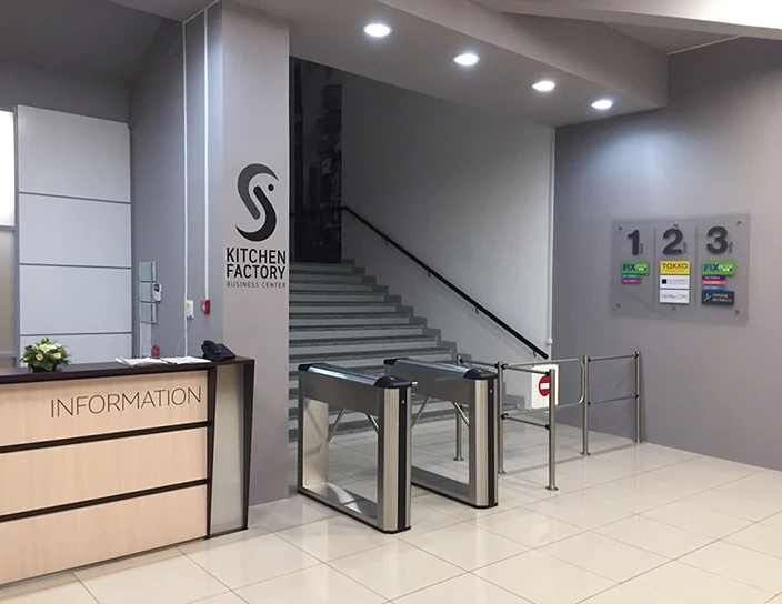 Тумбовые турникеты TBC01, ограждения серии BH, бизнес-центр Factory, Москва