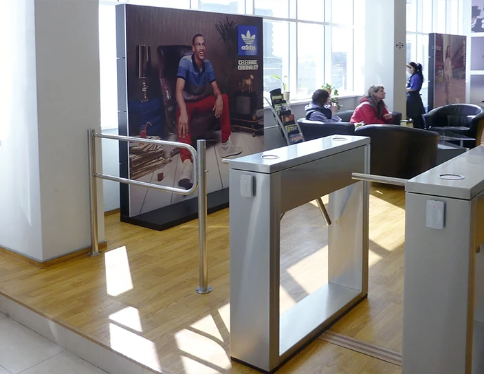 Тумбовые турникеты TTD-03.2 и поворотная секция ограждений BH02 в главном офисе компании Adidas, Москва.