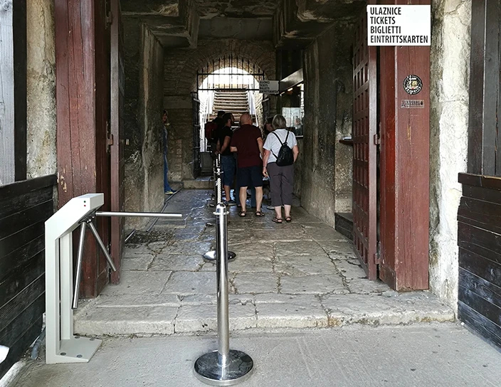 Турникет-трипод T-5, Амфитеатр города Пула, Хорватия