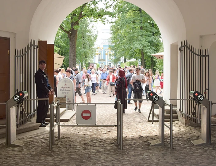 Турникет-трипод TTR-08A и ограждение полуростовое BH02, Екатерининский дворец, Санкт-Петербург