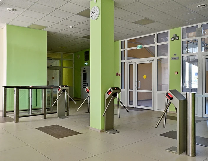 Турникеты-триподы TTR-04.1, скоростные проходы ST-01, школа жилого комплекса Green City, Санкт-Петербург